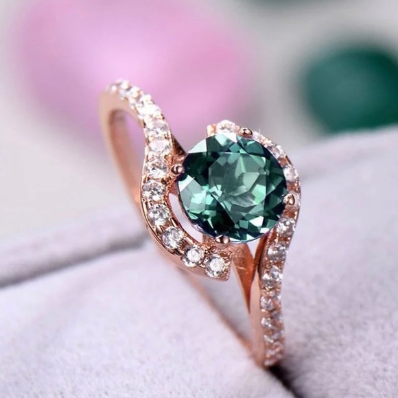 ✨Dainty Emerald Ring✨18K Rose Gold Plated✨ - Picture 2 of 5